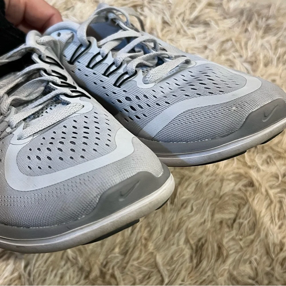 NIKE FLEX 2017 RUN Training Shoes in gray
